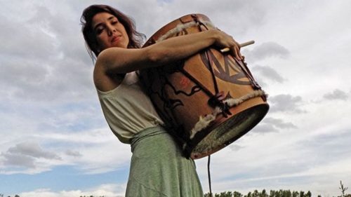 Cantante argentina que reemplazó su tratamiento contra el cáncer por autosanación murió a los 36 años