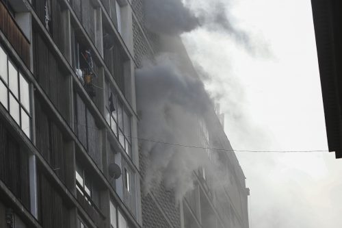 Incendio en edificio de Santiago Centro: más de un centenar de personas ya han sido evacuadas
