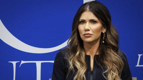 Llega al país Kristi Noem, secretaria del Departamento de Seguridad de EE.UU.: sostendrá reunión con Cordero este miércoles