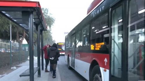 Paradero de micros en Renca es construido al revés: empresa reconoce que los asientos fueron mal instalados