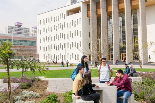 Sernac denuncia a Banco Santander e Itaú por ofrecer productos financieros a estudiantes universitarios