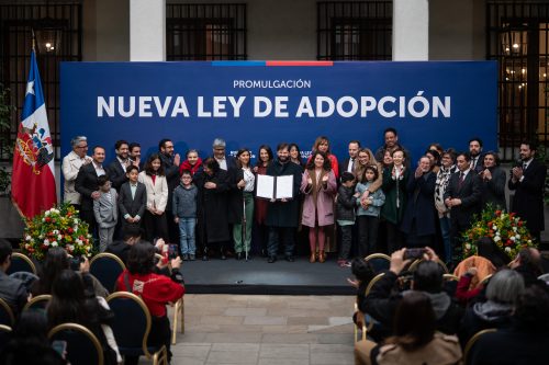 Presidente Boric promulga nueva Ley de Adopción tras 12 años de tramitación
