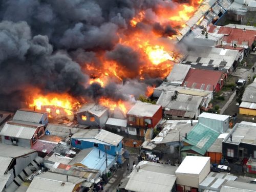 ¿Qué se sabe del incendio que afectó una bodega de ropa usada en Concepción?