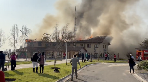 Incendio afecta Municipalidad de Peñalolén: Oficina del alcalde dentro de las dependencias destruidas