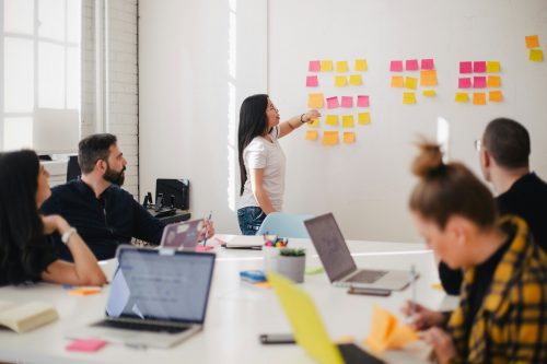 Encuesta CEP: Chilenos priorizan ingresos y flexibilidad laboral, pero las mujeres reportan menor satisfacción con su trabajo