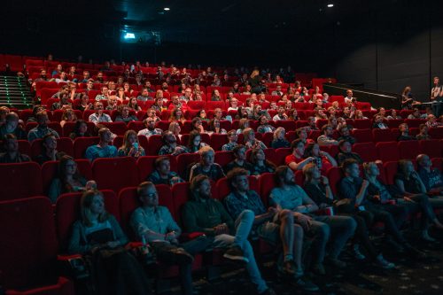 Ir al cine sigue siendo un panorama popular: 8 de cada 10 chilenos lo eligen y gastan en promedio $10.400 por visita