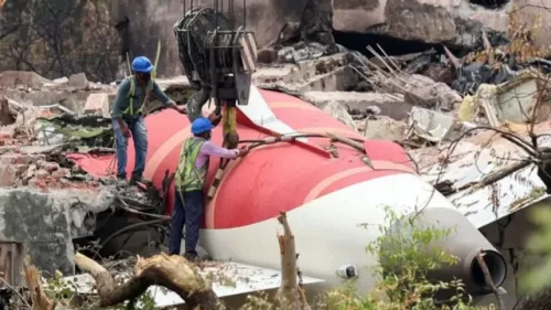 Un piloto preguntó por el corte de combustible, el otro lo negó: nuevos antecedentes de la tragedia del Air India