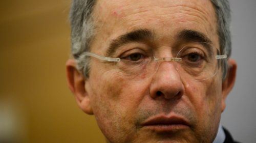 Expresidente de Colombia, Álvaro Uribe es condenado a 12 años de prisión domiciliaria por fraude procesal y soborno