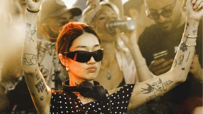 ¿Quién es Peggy Gou? DJ coreana estará en Lollapalooza Chile 2026