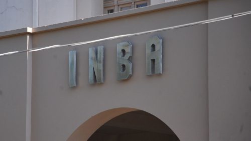 Grupo de encapuchados rocía con bencina a profesor del INBA