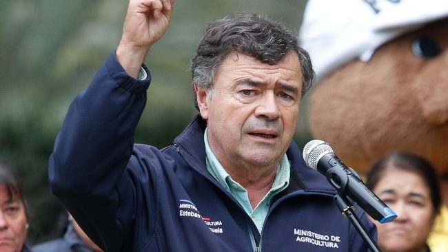 Gobierno informa que Valenzuela renuncia al Ministerio de Agricultura: subsecretario asumirá de forma subrogante