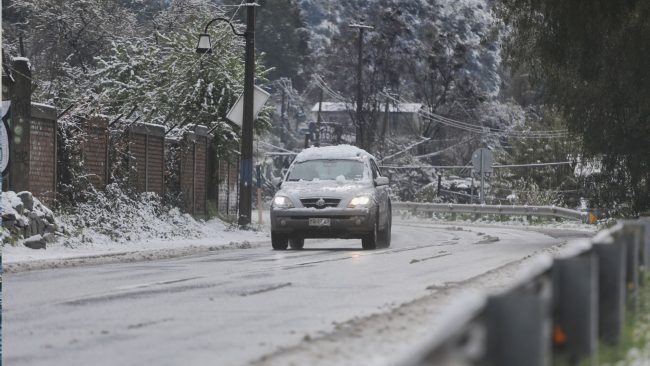 Reportan más de 45 mil clientes sin luz en la Región Metropolitana tras paso de sistema frontal