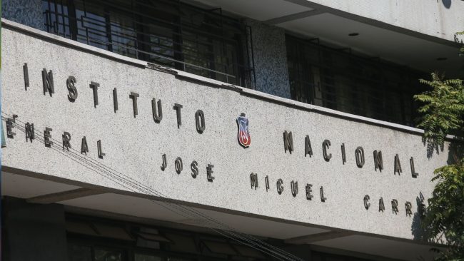 Rectora del Instituto Nacional es suspendida por alcalde Desbordes tras golpiza a alumno en el recinto