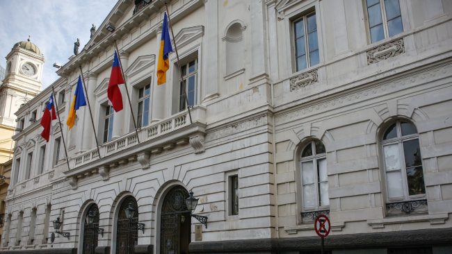 Municipalidad de Santiago presentará querella por déficit de más de $500 millones durante administración de Hassler