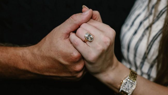 Los detalles del anillo de Taylor Swift: ¿Cuánto cuesta y cómo es la joya que le dio Travis Kelce?