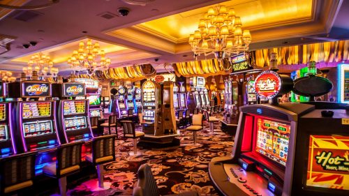 Nuevo informe de Contraloría: más de 13 mil funcionarios públicos fueron a casinos de juego mientras estaban con licencia médica