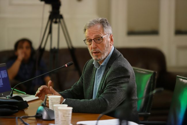 Ministro García exige a eléctricas devolver cobros en exceso: “Lo honorable es restituir lo que se cobró de más”