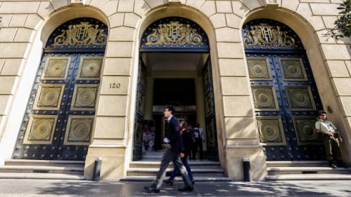 Ascienden a 10 mil los funcionarios de Hacienda que salieron del país con licencia médica