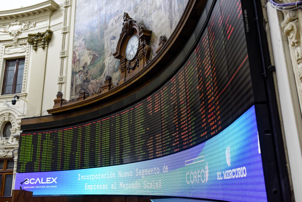 Impulsado por acciones de SQM: Bolsa de Santiago alcanza máximo histórico de 8.520,53 puntos