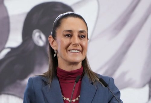 Presidenta de México protagoniza gesto hacia Michelle Bachelet en cumbre de mujeres