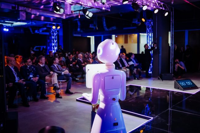 Robots humanoides, simuladores de F16 y metaverso marcan el inicio de la Cumbre Tecnológica INACAP y ACTI