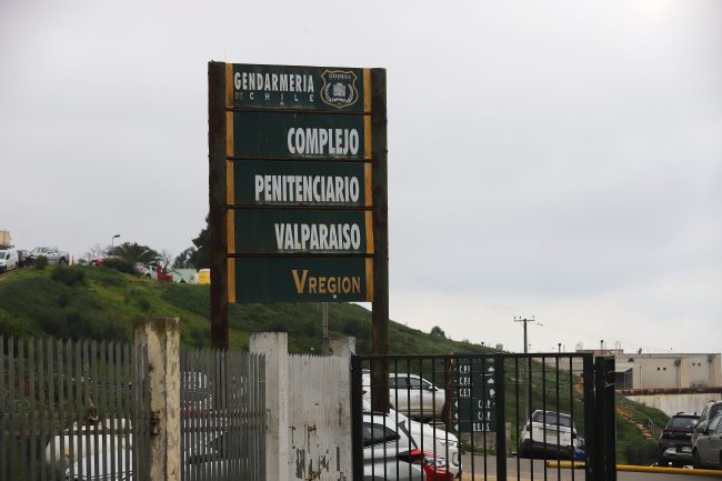 Fuga de tres reos en Valparaíso: uno cumplía condena por el asesinato de un suboficial mayor de Carabineros