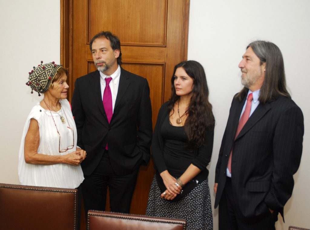 Esposa de Roberto Matta visita el Senado en el Centenario de Roberto Matta