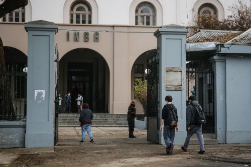 Municipalidad de Santiago se querellará contra alumnos del INBA que rociaron con bencina a profesor