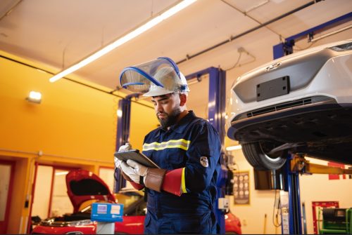 Chile acelera hacia la electromovilidad: crecen los autos eléctricos y también la demanda por técnicos especializados