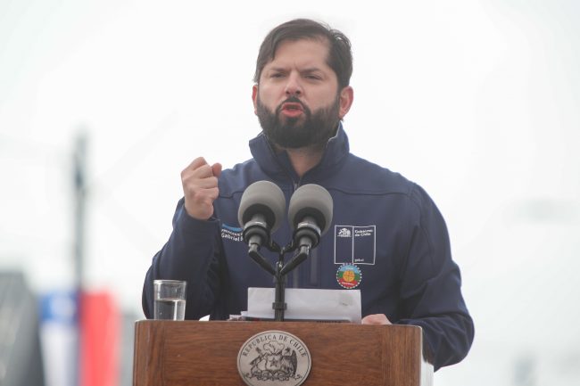 Presidente Boric anuncia querella por agresiones a hinchas de la U en tragedia en Avellaneda