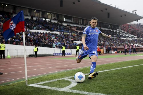 Universidad de Chile se mide con un Independiente en crisis futbolística