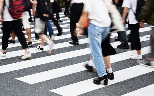 La ciudad ya no se detiene: peatones caminan más rápido y socializan menos en espacios públicos, según estudio del MIT