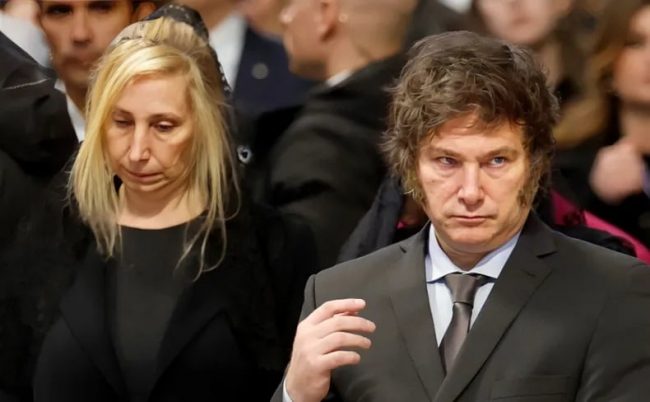 Milei apedreado en Buenos Aires: cómo la denuncia por posibles coimas ha golpeado su popularidad