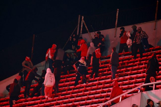 Identifican a barristas agresores de Independiente: autoridad argentina confirma 20 causas judiciales