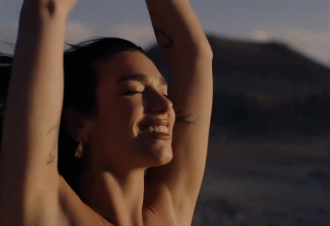 Comercial de Dua Lipa grabado en Desierto de Atacama y centro de Santiago ya está disponible