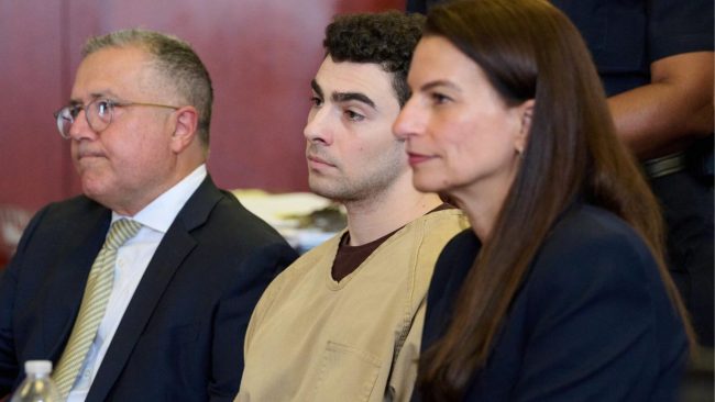 Juez de Nueva York desestima cargos de terrorismo hacia Luigi Mangione, acusado de asesinar al CEO de UnitedHealthcare