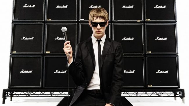 ¿Quién es The Dare? El cantante de traje y corbata que llegará a Lollapalooza Chile 2026