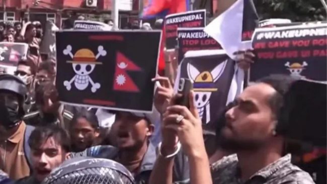 Protestas en Nepal lideradas por la Generación Z resultan con Parlamento en llamas y muerte de la esposa de exprimer ministro