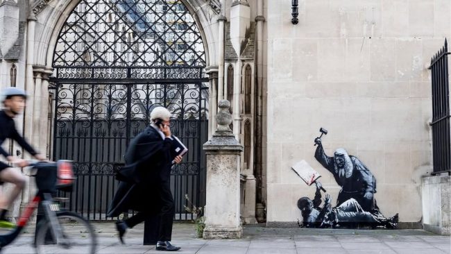 Nueva obra de Banksy en el Tribunal Superior de Londres fue censurada y denunciada por 
