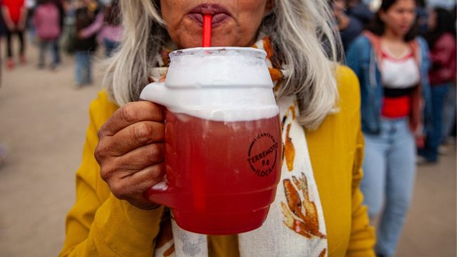 Consumo riesgoso de alcohol ha disminuido en las últimas dos décadas, pero episodios de embriaguez siguen altos