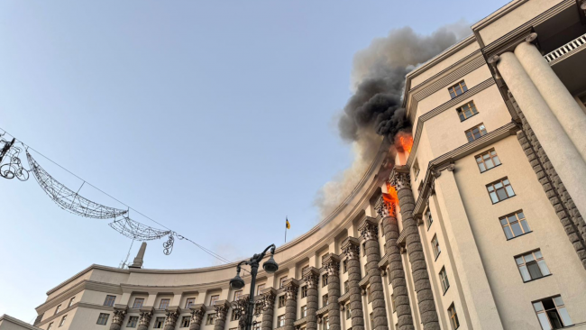 “Crimen deliberado y prolongación de la guerra”: Masivo ataque ruso dañó el principal edificio del gobierno ucraniano