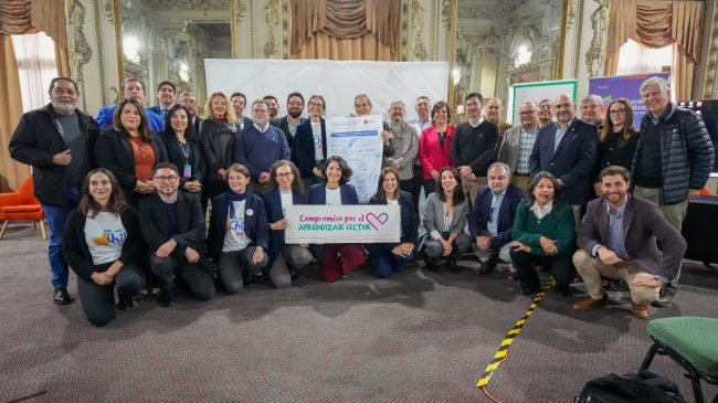 Sistema de Educación Pública y Por un Chile que Lee firman convenio para fortalecer la lectura en las comunidades educativas