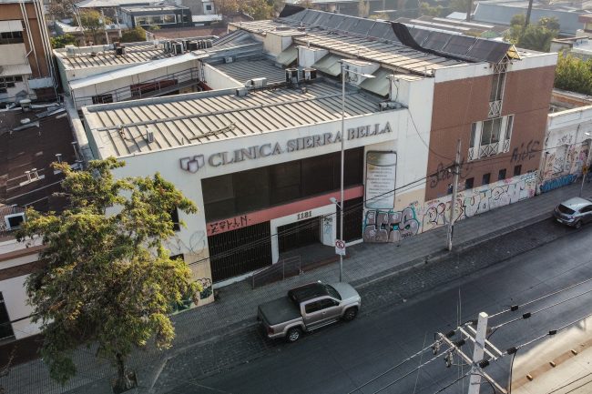 Tribunal ordena a municipio de Santiago inscribir compraventa de la polémica Clínica Sierra Bella