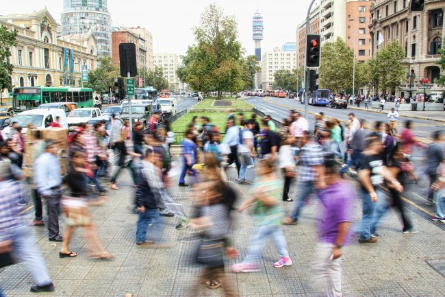 Caminar se consolida como el tercer medio de transporte en Chile: los jóvenes son los que más lo eligen