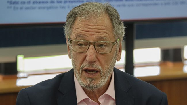 Biministro García revela que empresa transmisora hizo cobro adicional en cuentas de la luz