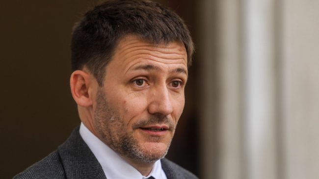 Pardow es notificado de la acusación constitucional en su contra: inicia el plazo para que presente su defensa