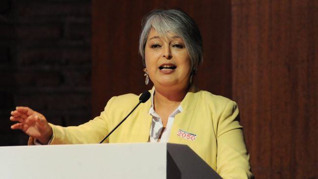 Jara cuestiona AC contra Pardow pero defiende autonomía de los parlamentarios