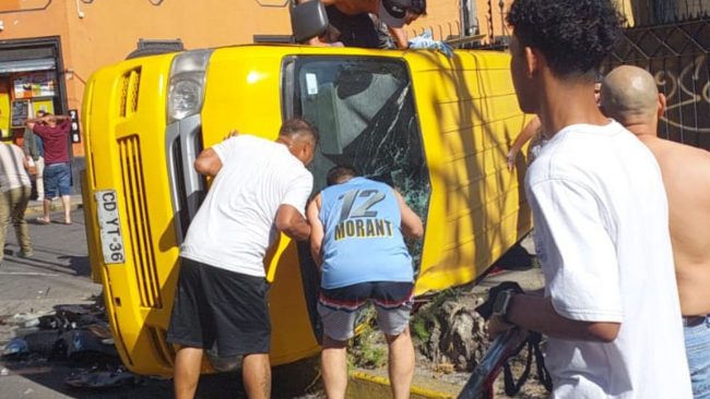Furgón escolar es chocado por un vehículo que huía de Carabineros en Recoleta: un menor falleció