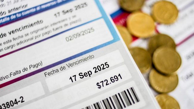 Gobierno anuncia acuerdo por cobros en exceso en cuentas de la luz: hogares recibirán cerca de $2.000 mensuales