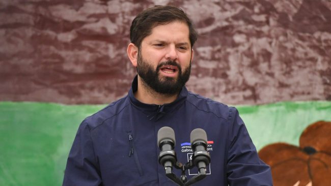 Boric vuelve a arremeter contra José Antonio Kast en acto oficial: aludió a la campaña de bots en la carrera presidencial